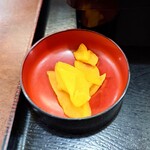 そば処 更科 - 瑞々しくて冷たい、箸休めの"沢庵"。