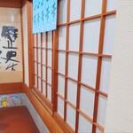 そば処 更科 - 壁側の和風内装に落ち着ける雰囲気。