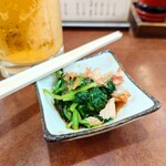 そば処 更科 - ビールにサービスの"小松菜おひたし"。