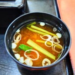そば処 更科 - 鰹出汁がしっかりと効いた、絶品"お味噌汁"。
