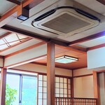 そば処 更科 - 花園通りから差し込む外光が開放的な空間です。