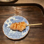 嚴選燒鳥一石三鳥 三島店 - せせり 柔らかく、ほろほろした中にしっかりとした食感を楽しめる。
                        油が乗っていて美味しい。
                        丁寧に焼き上げられていて、焼きすぎと思うところがない。