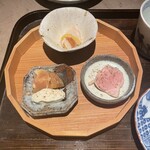 嚴選燒鳥一石三鳥 三島店 - あんずとカプレーゼ　左下が美味しかった(あんずとチーズの相性○)