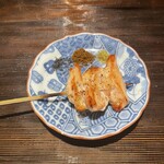 嚴選燒鳥一石三鳥 三島店 - ヤゲン軟骨 鶏は柔らかいのに、骨はしっかりとコリコリと食感を楽しめる。
                        こちらはこしょうがかかっており、ジューシーで美味しくいただいた。
                        
                        