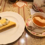 サロン・ド・テ・アルション 法善寺本店 - 季節限定レモンケーキ　紅茶　アルションブルー