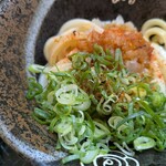 はなまるうどん - おろししょうゆうどんに一味と醤油をかけました