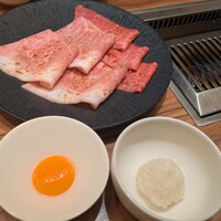 焼肉うしごろ 横浜店 - 焼いて卵とタレを絡めてご飯を巻いて…残った卵は卵かけご飯で食べると最高でした