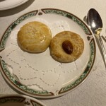中国料理 桃花林 - アーモンドクッキー、蓮の実入り焼き菓