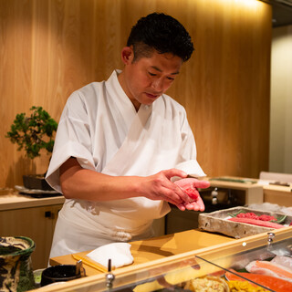 西牧大将が握るできたてのお鮨を愉しむ。それはまさに極上の味