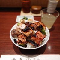 伊勢廣 京橋本店 - 料理③ 5種の焼き鳥を飛騨高山産の炊き立てコシヒカリにオンしていただきます。