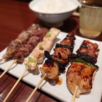 伊勢廣 京橋本店 - 料理② 手前から昭和30年代に二代目が考案した葱巻、もも肉、ささみ、砂肝、団子