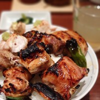 伊勢廣 京橋本店 - 料理④ 噛むほどに香ばしく焼き上げた焼き鳥から、鶏の旨みがしみ出します。ごちそうさまでした～。