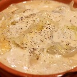 餃子とスパークリング バブルス - グツグツ炊き餃子