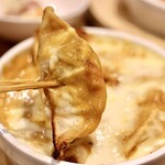 餃子とスパークリング バブルス - カレーグラタン餃子