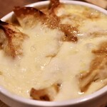 餃子とスパークリング バブルス - カレーグラタン餃子