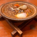 一膳飯屋 りぃぼん - グツグツ煮込まれてきます。