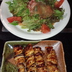 とりのねぐら 阪急茨木店 - 生ハムとカリカリベーコンサラダと焼き鳥のせせり