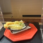 金沢まいもん寿司 - 後ろのレーンからテーブル側まで来てくれます。お寿司だけはお店の方が持ってきてくれました。
