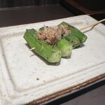 とり囲 - 夏のメニュー、オクラ串。塩が効いていて中からもジュワッと来る。
