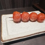 とり囲 - ミニトマト串。甘く香ばしい。アツアツなので火傷注意。