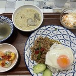 タイ屋台料理 ティーヌン - 料理写真:ガパオ＆グリーンカレー