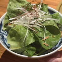 中目黒焼肉 登牛門 - 味付け控えめで◎サンチュと思って並行で食べるのが正解✅とりわけ不要なプチサイズで1人ずつ来るのが嬉しい。