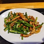 空海 - ◯豚肉とニンニクの芽
シャキッとニンニクの芽と玉ねぎ
細切りの豚肉が甘みある焦がし醤油で炒められていて

甘さ加減と焦がし醤油の
味わいのバランスがとても良い感じで
ご飯は進むし、これは美味しいなあ♪