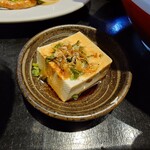 空海 - ◯冷奴
醤油が既に掛けてあり
上にネギとシソが掛けてあるみたいで
その爽やかさが夏には特に有り難く、美味しい♪