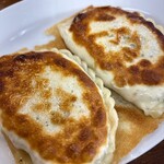 金春 - エビニラ餃子にも羽がありました。玉子入りで旨みがすごい！