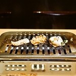 焼肉 水谷 - 2014.10 ガスロースターで焼きます（焼いているのはシマチョウ、上ミノ、ホルモン）