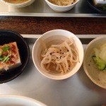 西洋亭 市 前橋店 - 気の利いた小鉢三種