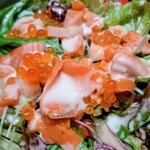 食彩の房 - サーモンといくらの親子サラダアップ