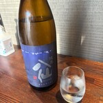 魚んと - 陸奥ハ仙 ISARIBI（青森） 特別純米：コクのある辛口。魚料理にぴったりの食中酒　120cc  930円