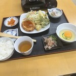 五島手延うどん おっどん亭 - 天ぷら等のセットとアゴだしつゆと生卵のつけ汁