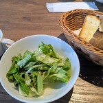 イタリアンバル AMIGO - 左側から、パンプキン冷製スープ、サラダ、パン2人前