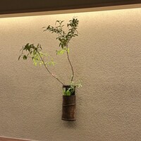鎌倉 北じま - 店内には一輪挿しに庭の花