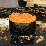 314903965 - イクラ軍艦　裏ごししたイクラも混ぜて濃厚に　シーズンはじめの柔らかなイクラ