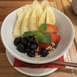 アロハテーブル コレットマーレみなとみらい - 新鮮果物たっぷりのアサイーボール。彼女もテンションあげあげでした！