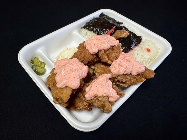 から揚げ 大ぶりで濃いめのガッツリ系唐揚げ』by withupdesignworx : がくう