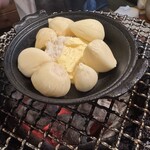 葛西ホルモン市場 - ニンニクバター　〆に卵を焼くのが最高に中毒性のある味