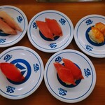 無添くら寿司 - 料理写真:令和7年8月 祝日営業時間(10:20〜23:00)
特上まぐろ 税込115円
ふり塩熟成まぐろ 税込115円
熟成漬けまぐろ 税込115円
ビントロ 税込115円
赤貝 税込115円