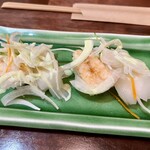 玉河 三鷹店 - お通しの 蒸し海老、イカの握り寿司オニスラトッピング