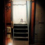 鳥megu - お店は2階です