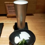 鳥megu - 生ビール（700円）　お通しは漬物