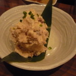 越後屋喜八郎 - 燻製のサバ入りポテトサラダ（メニュー名は干物ポテトサラダ）