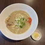 じえんとる麺 - 連れが注文の鶏白湯の塩。これは久々の傑作に巡り会えた、青森の鶏白湯は某店がNo.1だと思っていたが某店をはるかに越えてきた。味変としてのレモン生姜も合う。