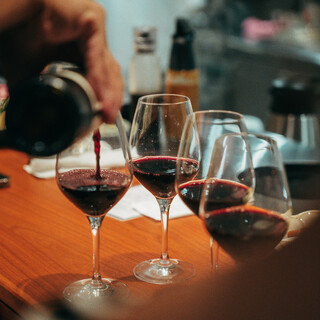 ドリンク種類も豊富に。肉料理に合うワインや日本酒を厳選