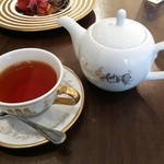 カファレル - ティーはポットでのサーブです。