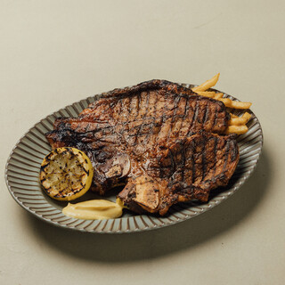 グリルで焼き上げた、旨味あふれる肉料理をご堪能あれ