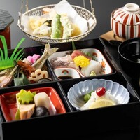 【幕の内会席（茶碗蒸し付）】厳選した旬の食材を取り入れた季節のお料理